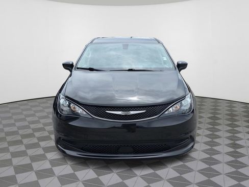 Used 2022 Chrysler Voyager LX FWD image 3