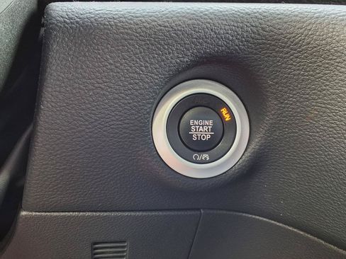 Used 2024 Chrysler Pacifica Limited FWD image 13