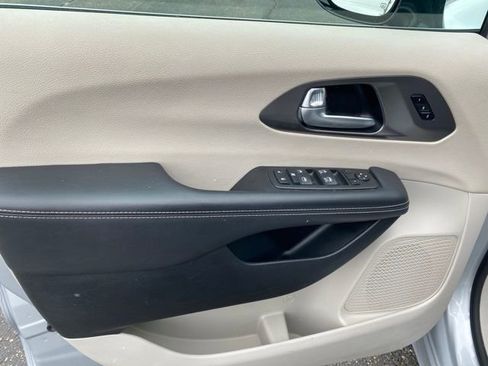 Used 2024 Chrysler Pacifica Touring-L FWD image 15