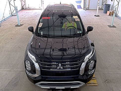 Used 2023 Mitsubishi Outlander SE AWD/4WD image 2