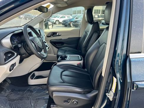 Used 2023 Chrysler Pacifica Touring-L FWD image 3