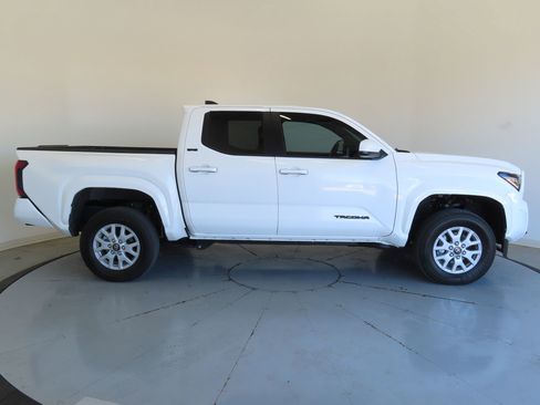 Used 2026 Toyota Tacoma SR5 image 2