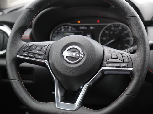 New 2025 Nissan Versa SR w/ Trunk Package image 21