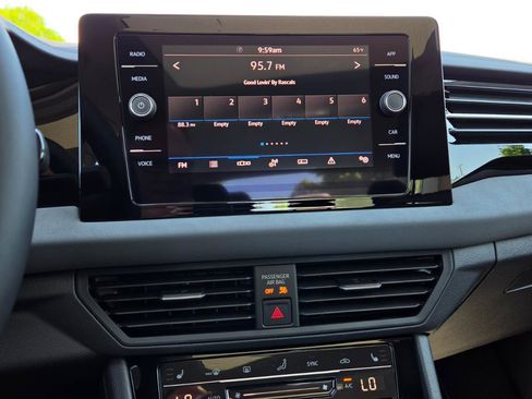 Used 2026 Volkswagen Jetta SE FWD image 28