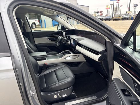 Used 2024 Lincoln Nautilus Premier image 11