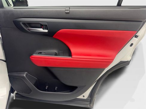 Used 2024 Toyota Highlander FWD image 47