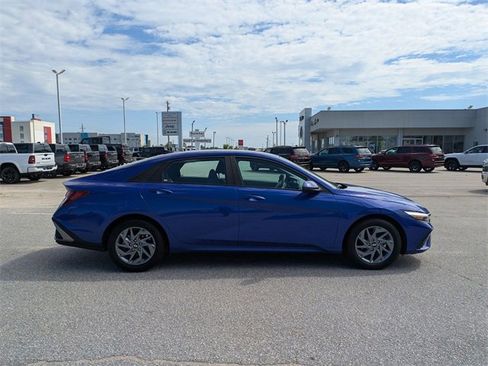 Used 2024 Hyundai Elantra SEL image 2