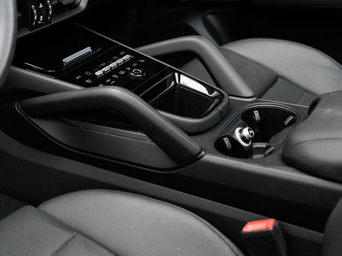 Certified 2025 Porsche Cayenne AWD/4WD image 22