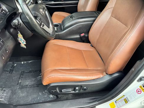 Used 2019 Toyota Highlander Limited FWD image 14