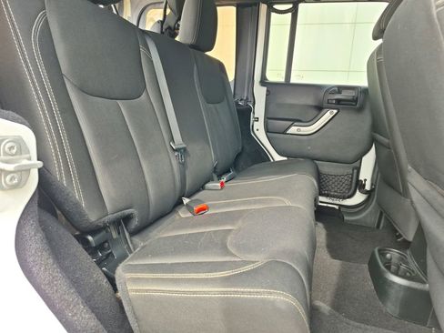 Used 2018 Jeep Wrangler Unlimited Sahara AWD/4WD image 13