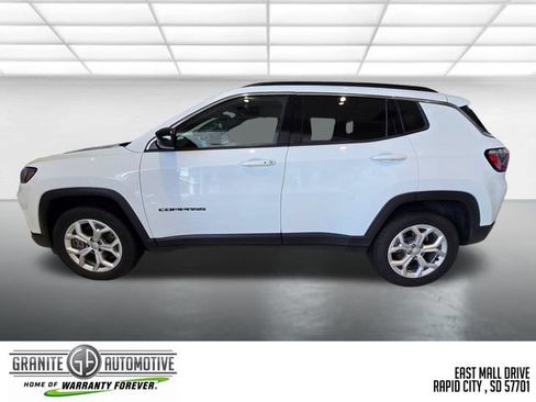 Used 2024 Jeep Compass Latitude AWD/4WD image 2