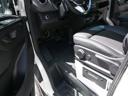 Used 2025 Mercedes-Benz Sprinter 2500 image 7