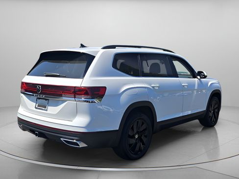 Used 2024 Volkswagen Atlas SE w/ Black Wheel Package FWD image 5