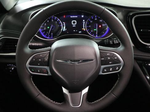 New 2026 Chrysler Pacifica Select image 17