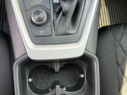 Used 2022 Toyota RAV4 XLE AWD/4WD image 9