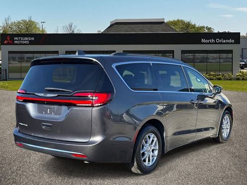 Used 2022 Chrysler Pacifica Touring-L image 3
