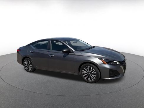 Used 2025 Nissan Altima 2.5 SV FWD image 2