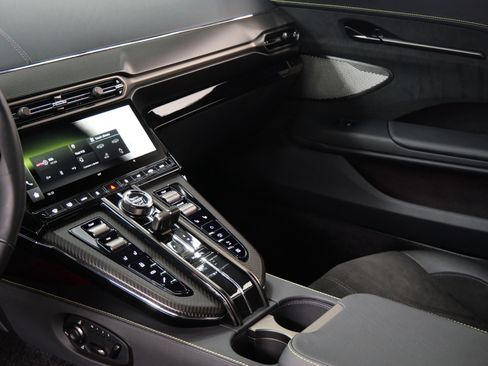 Used 2025 Aston Martin V8 Vantage Coupe image 28