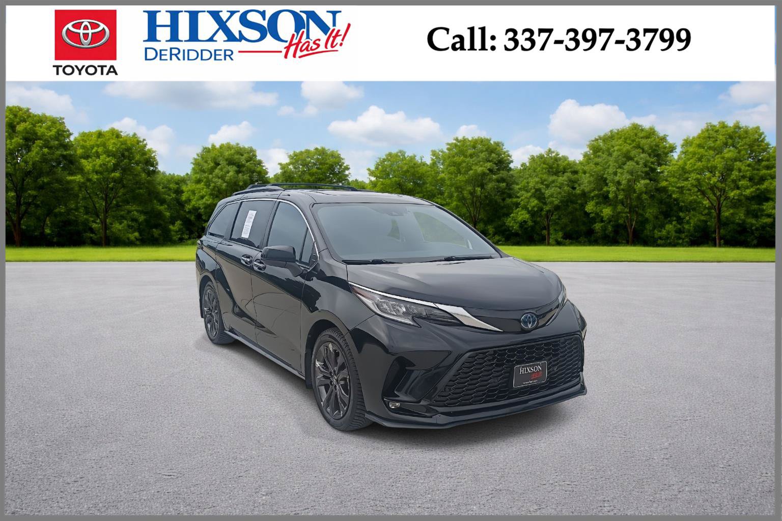 Used 2023 Toyota Sienna XSE FWD image 1