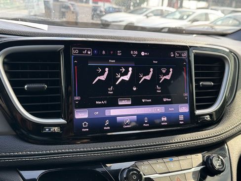 Used 2025 Chrysler Pacifica Select FWD image 21