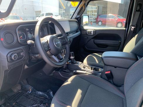 Used 2025 Jeep Wrangler Unlimited Rubicon AWD/4WD image 11