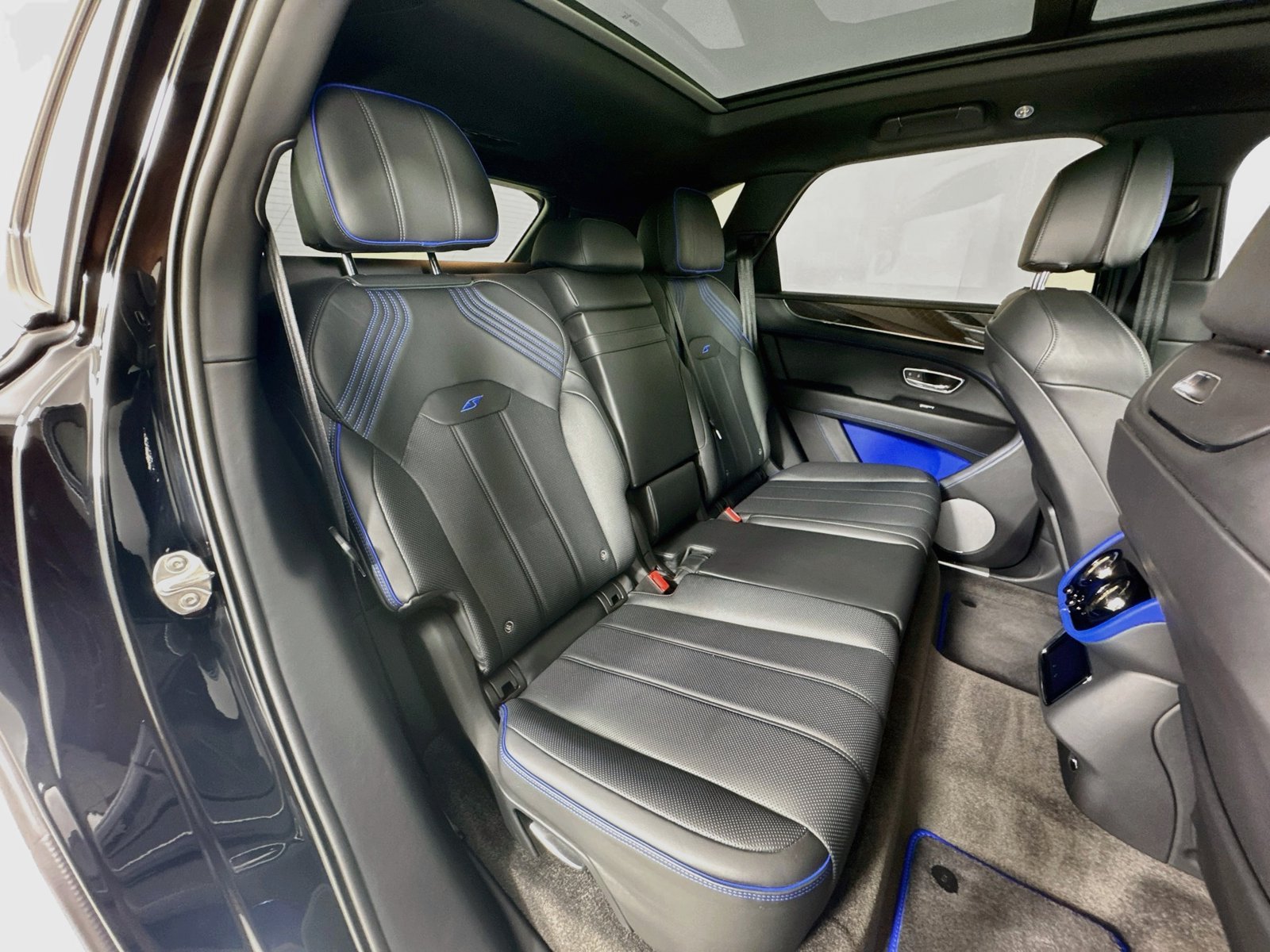 Certified 2025 Bentley Bentayga AWD/4WD image 27