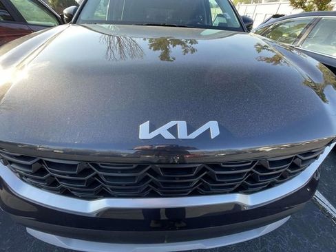 Used 2025 Kia Sorento LX image 3