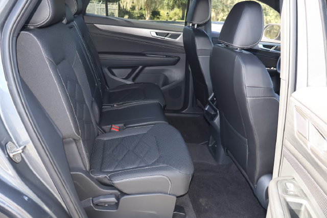 Certified 2024 Volkswagen Atlas Cross Sport SE FWD image 19