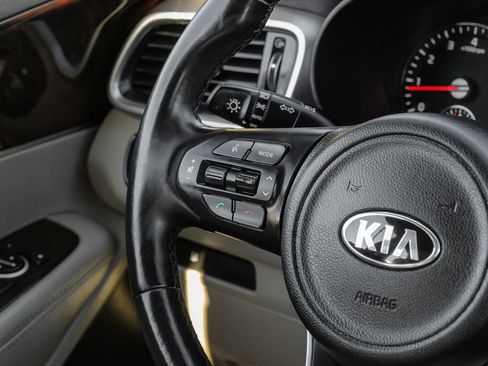Used 2017 Kia Sorento LX w/ LX Convenience Package image 17