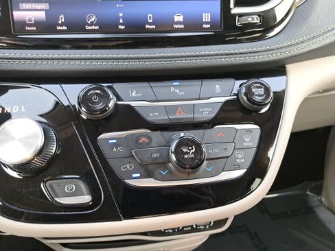 Used 2024 Chrysler Pacifica Limited FWD image 22