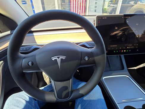 Used 2025 Tesla Model Y Long Range AWD/4WD image 16
