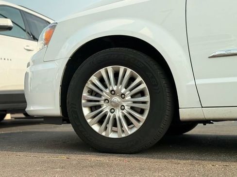 Used 2015 Chrysler Town & Country Limited FWD image 42