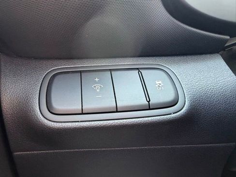 Used 2023 Hyundai Venue Limited image 31