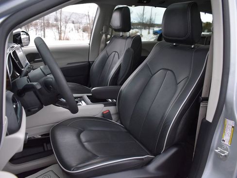 Used 2024 Chrysler Pacifica Limited image 11