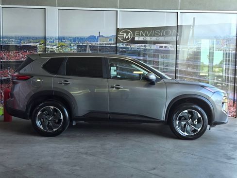 Used 2025 Nissan Rogue SV FWD image 4