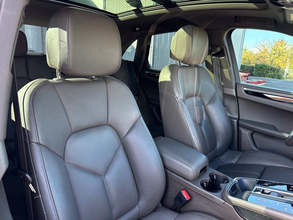 Used 2022 Porsche Macan AWD/4WD image 22