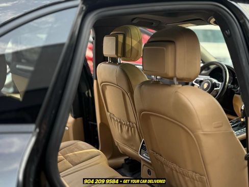 Used 2018 Porsche Macan AWD/4WD image 30