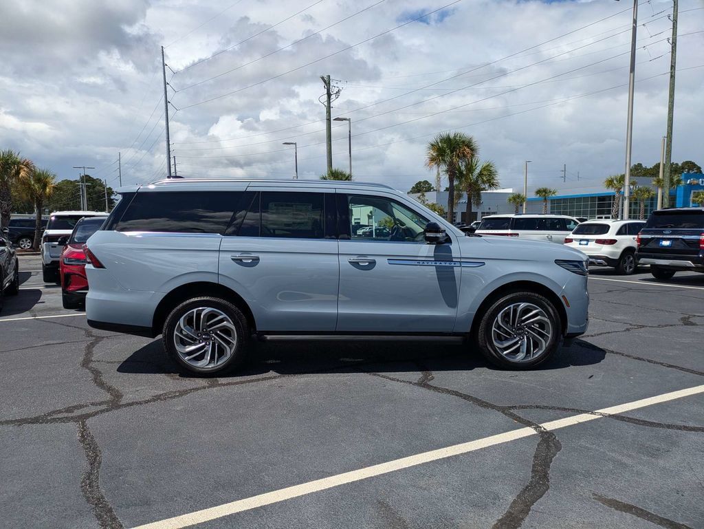 New 2027 Lincoln Navigator Premiere RWD image 3