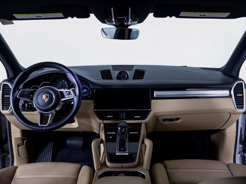 Certified 2023 Porsche Cayenne Platinum Edition image 11