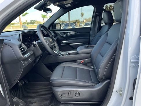 Used 2025 Chevrolet Traverse LT w/ Driver Confidence Package image 15