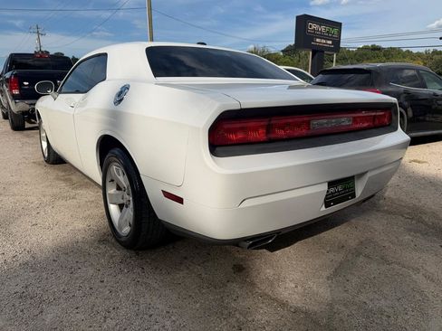Used 2014 Dodge Challenger SXT RWD image 3