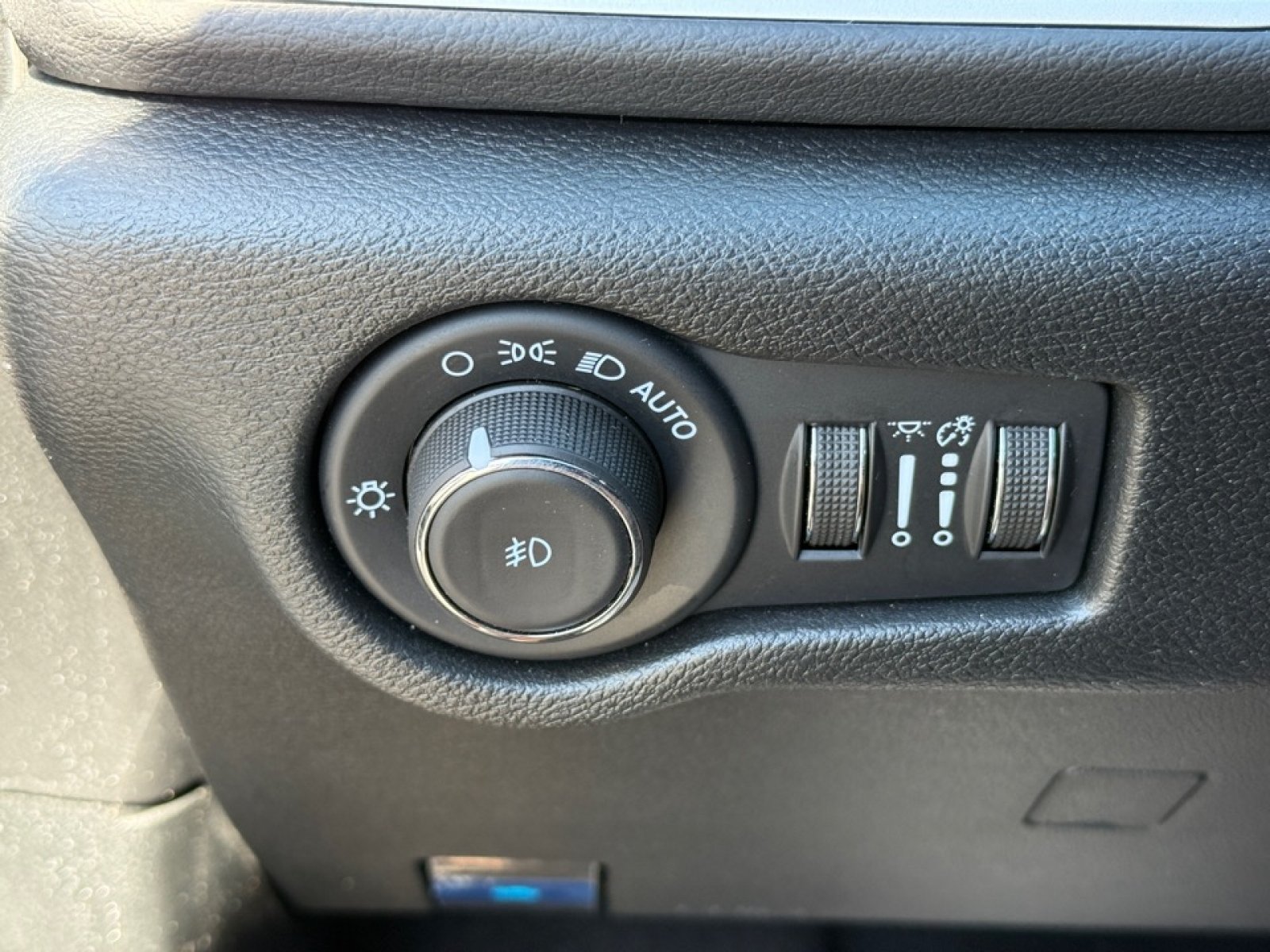 Used 2025 Chrysler Pacifica Select FWD image 37