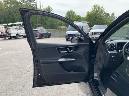 Used 2025 Mercedes-Benz GLC 300 4MATIC image 17