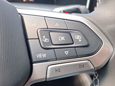 Used 2025 Volkswagen Tiguan SE FWD image 14