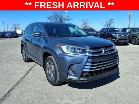 Used 2018 Toyota Highlander Limited Platinum image 2