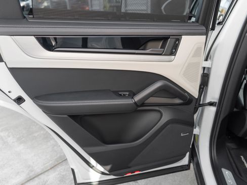 Used 2024 Porsche Cayenne image 27