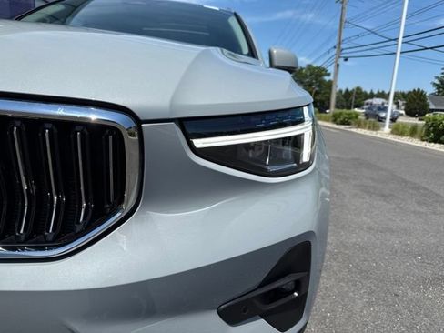 Certified 2025 Volvo XC40 B5 Plus AWD/4WD image 8