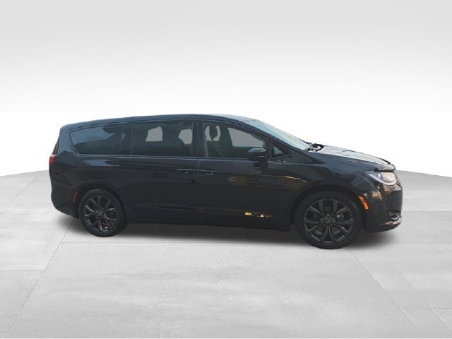 Used 2020 Chrysler Pacifica Touring w/ S Appearance Package FWD image 3