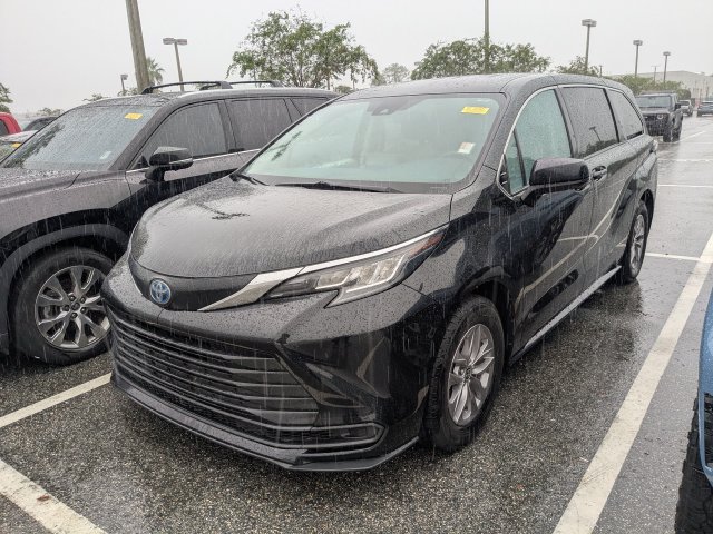 Certified 2022 Toyota Sienna LE FWD image 2