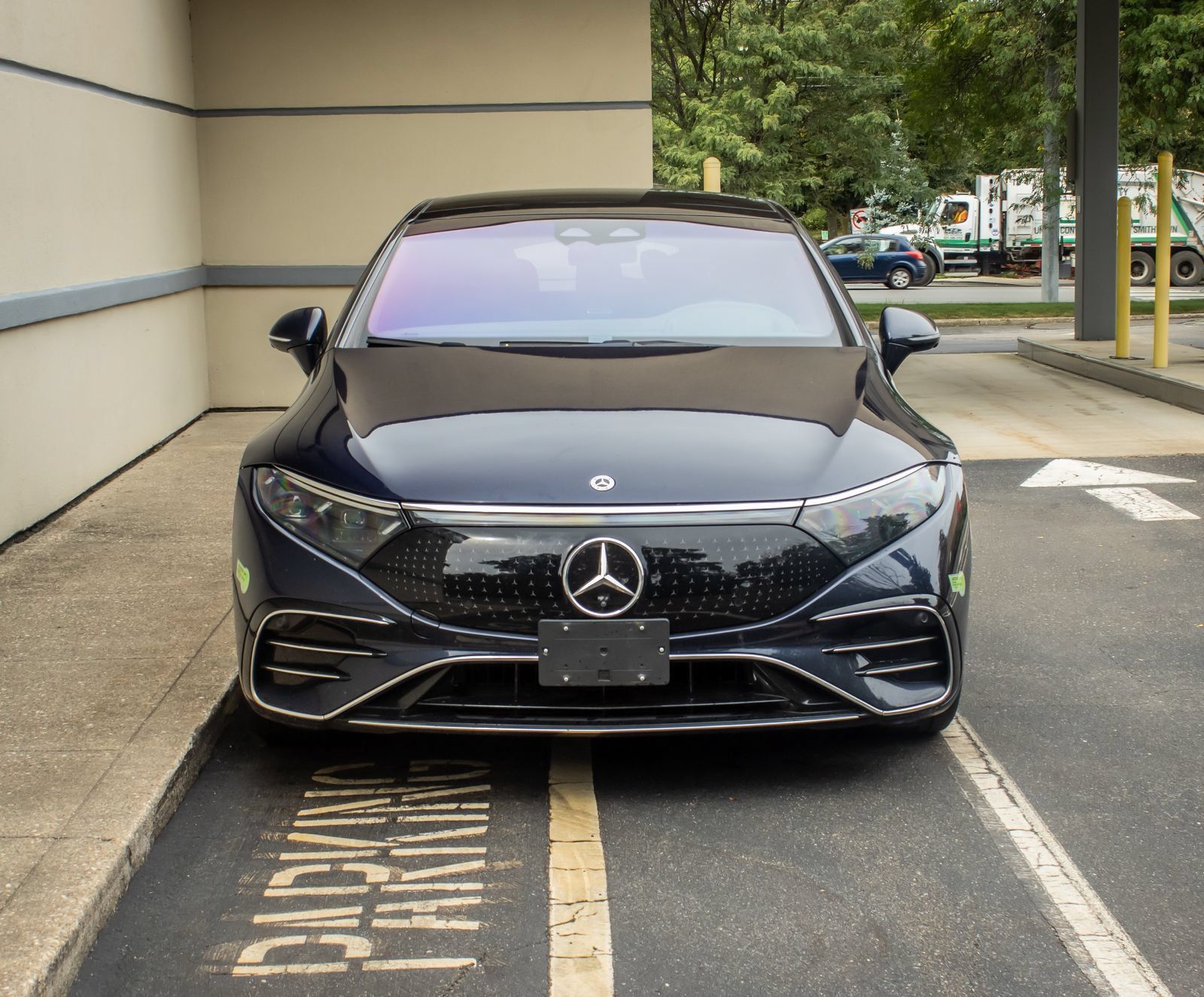 Used 2023 Mercedes-Benz EQS 580 4MATIC Sedan image 2
